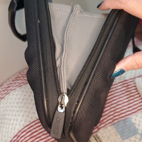 Elegant Black Laptop Bag - Picture 8 of 12